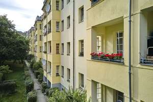 2,5 Zimmerwohnung mit Balkon & Wannenbad in gepflegtem Berliner Altbau
