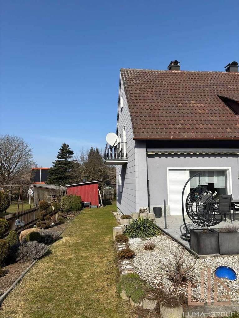 Immobilie in Vohenstrauß - „Gepflegtes Zweifamilienhaus in Vohenstrauß: 2 Wohneinheiten+ Ausbaupotential, Garage & Traumgarten“ - Bild 2