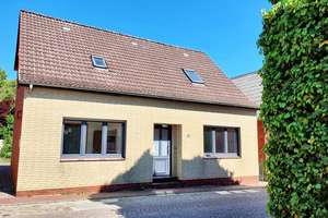 *Preisanpassung* Geräumiges Einfamilienhaus mit Charm im Herzen von Meldorf – Die vollständige Adresse der Immobilie erhältst du vom Anbieter., 25704 Meldorf – Vorschaubild 1
