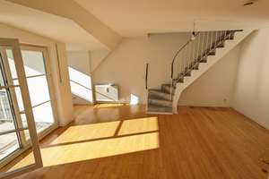 Geschmackvolle DG-Maisonette-Wohnung,offene Galerie mit 2 Zimmern, Balkon und EBK in MÜ-Nymphenburg