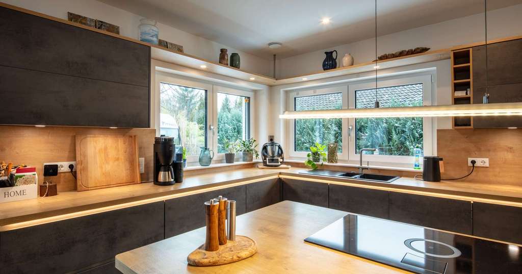 Immobilie in Altlandsberg - BIETERVERFAHREN: Exklusives Einfamilienhaus mit Energiekonzept und Westgarten, Terrasse und Pool - Bild 1