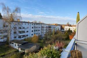 Vermietete 3-Zimmer-Dachgeschosswohnung mit Balkon, Wannenbad mit Fenster, Laminat!