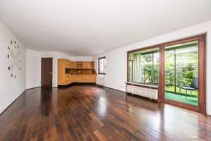 Bogenhausen: 2-Zimmer-Erdgeschosswohnung mit Wintergarten, privater Grünfläche & TG-Stellplatz!