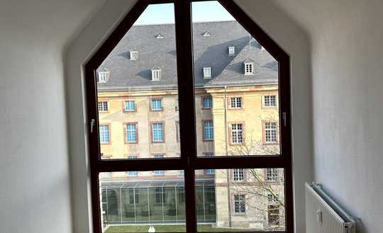 Außergewöhnliche 3-Zimmer-Dachgeschoss-
Wohnung mit einmaligem Wohnwert, nähe Schloss