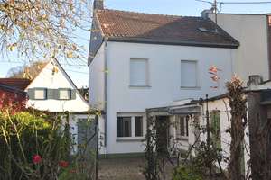 Lövenich: Filetstück - 30er Jahre Stadthaus mit Ausbaupotential und ca. 550 m² Baugrundstück