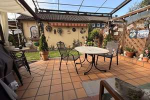 Einfamilienhaus mit separater Wohneinheit und zwei Terrassen
