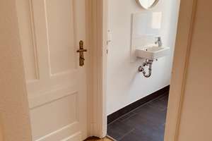 Heller sanierter Stilaltbau, 2 Zi.Kü. Bad, Gäste WC Balkon , Aufzug von Privat – Rheinstraße 49, 65185 Mitte, Wiesbaden – Vorschaubild 9