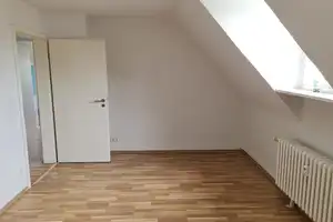 Gemütliche 2 Zimmer-Dachgeschosswohnung zu vermieten! – Karolingerstraße 23, 47139 Duisburg – Vorschaubild 2