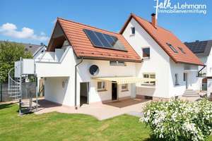 +++ Bezugsfrei: sonniges 2-Familien-Traumhaus in toller Lage mit EBK, Garagen und großem Garten +++