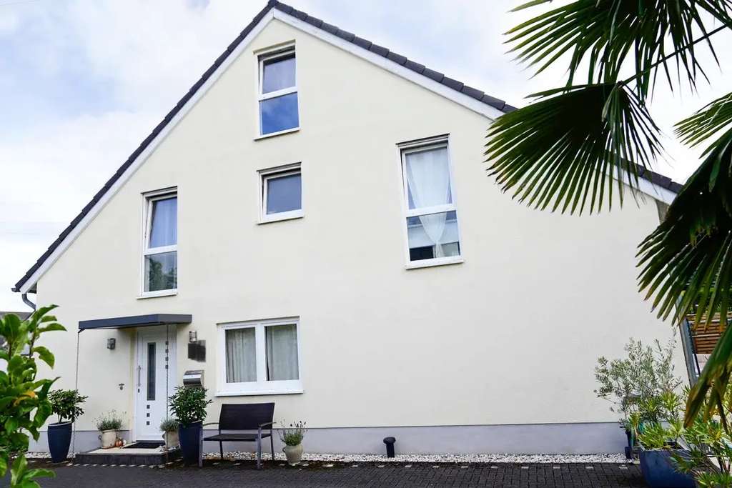 Charmantes großzügiges Einfamilienhaus in direkter Rheinlage