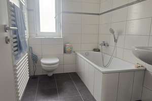 Sanierte 4-Zimmer-Doppelhaushälfte mit Wärmepumpe – Frankfurt-Nieder-Eschbach – 60437 Nieder-Eschbach, Frankfurt am Main – Vorschaubild 4