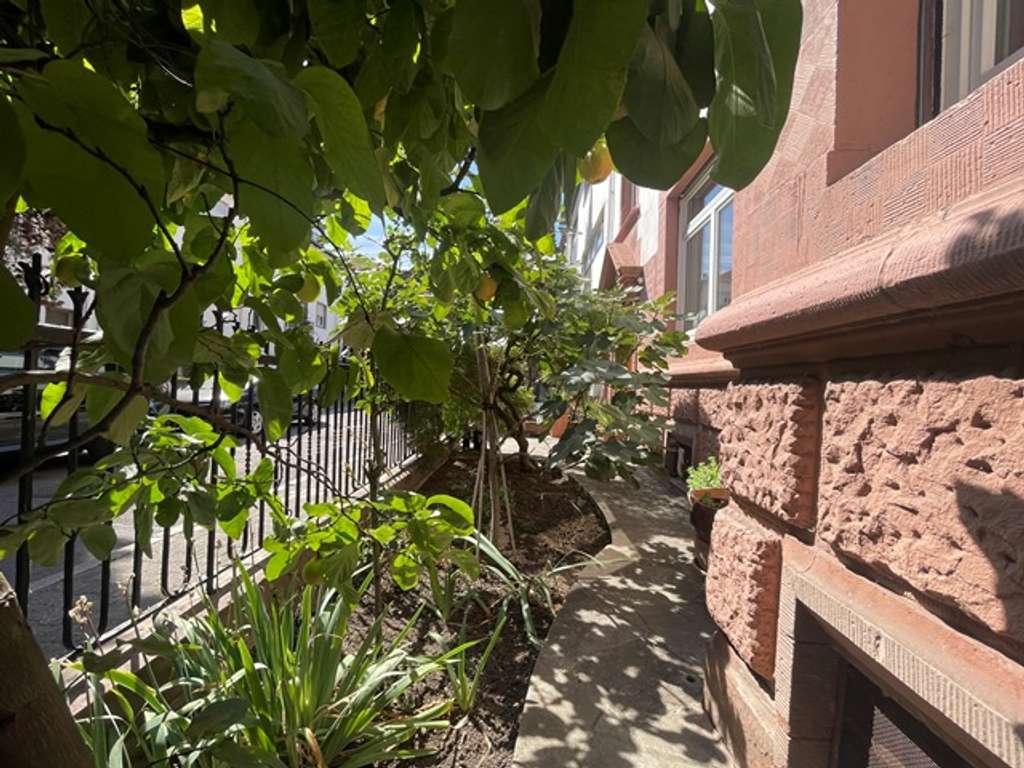 Historische Eleganz trifft modernen Wohnkomfort – stilvolles 3-Familienhaus in der Oststadt--