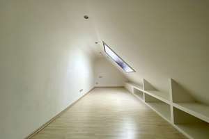 Helle Galerie-Dachgeschosswohnung mit Studio in Darmstadt-Eberstadt – Provisionsfrei von Privat!