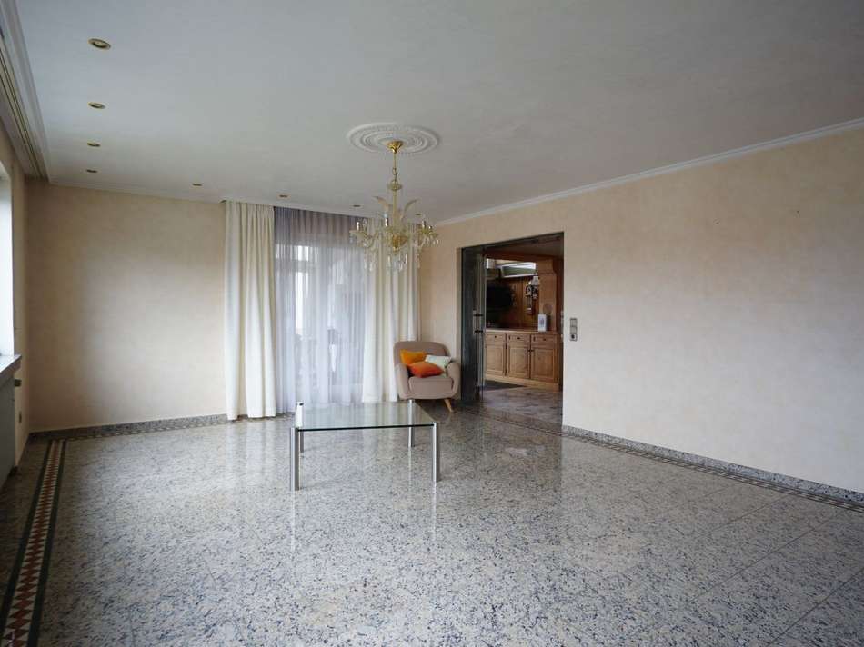 Wohnzimmer mit Steinboden