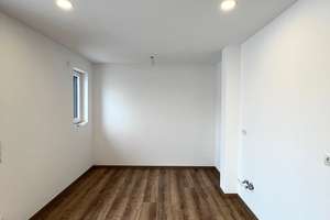 „Exklusives Wohnen mit 46 m² Dachterrasse – neuwertige 3-Zimmer-Wohnung in Münster“ – Pointweg 13, 86692 Münster – Vorschaubild 3