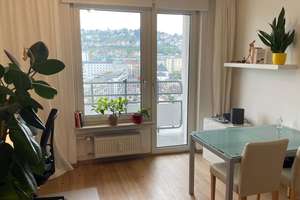 Möblierte, neuwertige 2,5-Zimmer-Wohnung mit zwei Balkonen und EBK in zentraler Lage – Friedhoftstrasse 25, 70191 Am Pragfriedhof, Stuttgart – Vorschaubild 1