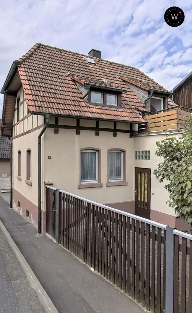 Immobilie in Kist - Charmantes Einfamilienhaus mit Balkon, Innenhof und geräumiger Scheune - Bild 0