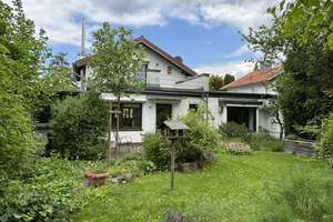 Bezugsfrei! Stilvolles Einfamilienhaus mit Ausbaupotenzial und sonnigem Traumgarten in Top-Lage!