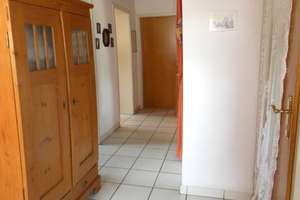 CHARMANT & RUHIG GELEGEN: Zweifamilienhaus mit Garage und schönem Garten in Asselfingen zu verkaufen – Die vollständige Adresse der Immobilie erhältst du vom Anbieter., 89176 Asselfingen – Vorschaubild 3
