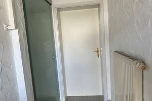 Elegantes Wohnen in Balingen-Engstlatt: Einfamilienhaus mit Einliegerwohnung und Doppelgarage. – Die vollständige Adresse der Immobilie erhältst du vom Anbieter., 72336 Balingen – Vorschaubild 2