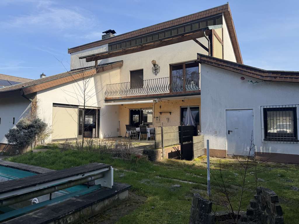 Immobilie in Linkenheim-Hochstetten - Modernes Einfamilienhaus mit Pool, großem Grundstück & viel Potenzial - Bild 0