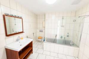 Helle 3-Zimmer Erdgeschosswohnung mit EBK, 2 Balkonen und STP! – Die vollständige Adresse der Immobilie erhältst du vom Anbieter., 42653 Gräfrath, Solingen – Vorschaubild 2