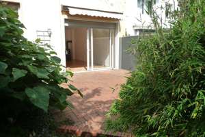  Großzügige 2,5-Zimmer-Wohnung EG, EBK, Parkett, Kaminofen, Terrasse, Süd-Garten & Garage