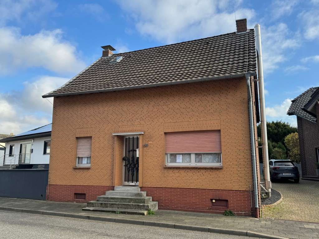 Immobilie in Grevenbroich - Gut aufgeteiltes Einfamilienhaus m. Stellplatz u. großem Garten - Bild 0