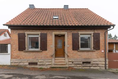 Sanierungsbedürftiges Einfamilienhaus mit Garten, zwei Garagen und Nebengebäuden in Kerzenheim