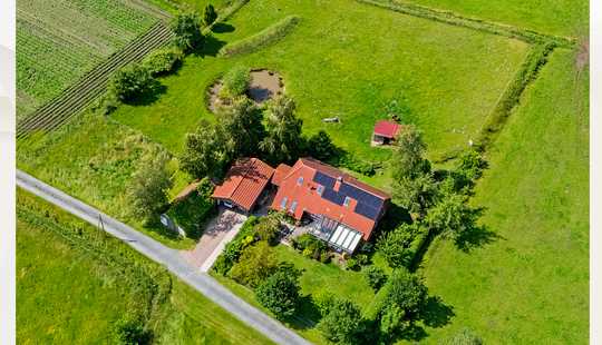 Bild von Sanierter Landtraum mit Photovoltaik, Teich und Scheune