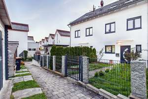 Wohnen mit Charakter: Großzügiges Reihenmittelhaus in Sindelfingen – Krotenäckerweg 44, 71069 Sindelfingen – Vorschaubild 1