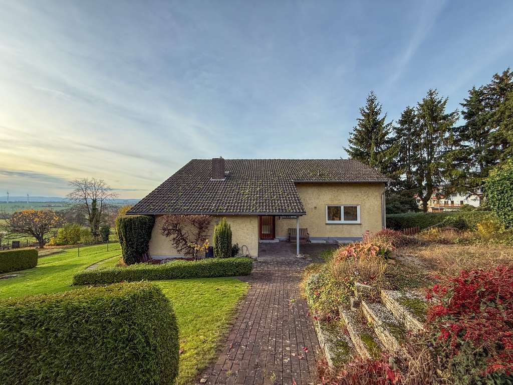 Immobilie in Schieder-Schwalenberg - Projekt Eigenheim: Einfamilienhaus mit Weitblick und Potenzial - Bild 2