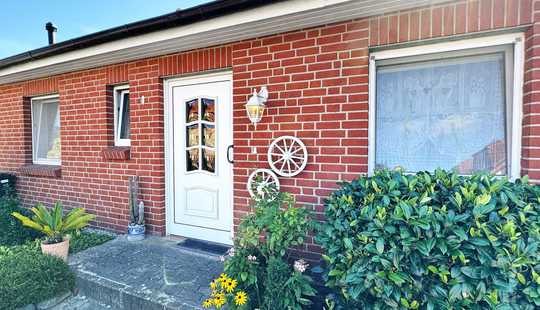 Bild von Bungalow mit kompaktem Garten, Garage und Schwimmteich