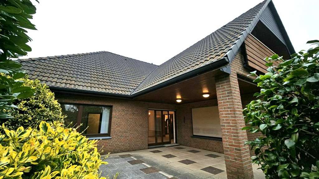 Geräumiger Bungalow mit Einliegerwohnung in Bestlage in Del-Dreilinien! 0 % Käuferprovision!