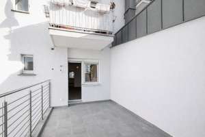 Kernsaniert & leerstehend: WG-geeignete 2-Zimmer-Wohnung mit Terrasse und zusammenlegbar