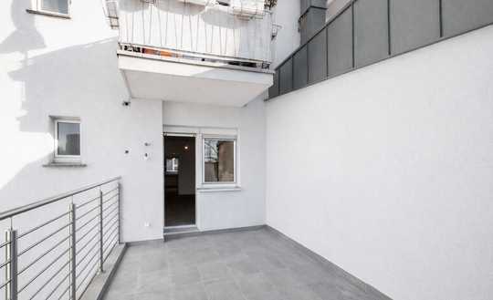 Kernsaniert & leerstehend: WG-geeignete 2-Zimmer-Wohnung mit Terrasse und zusammenlegbar
