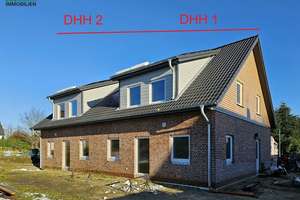 2 DHH, Komplettpaket je mit Einbauküche, Carport, PV- Anlage und LWP – Die vollständige Adresse der Immobilie erhältst du vom Anbieter., 25885 Oster-Ohrstedt – Vorschaubild 2
