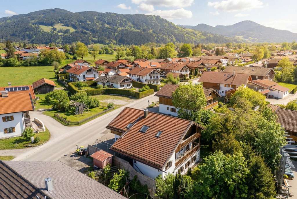 Immobilie in Gaißach - Ein Ort zum Ankommen – Familienhaus mit viel Platz, Garten und Bergblick - Bild 1