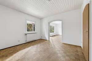Charmantes Isartaler Holzhaus auf traumhaftem Grundstück mit enormem Entwicklungspotential. – Die vollständige Adresse der Immobilie erhältst du vom Anbieter., 81249 Lochhausen, München – Vorschaubild 12