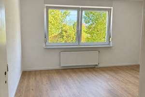 Erstbezug nach Kernsanierung: 2 Zimmer mit Balkon, Einbauküche & Smart Home