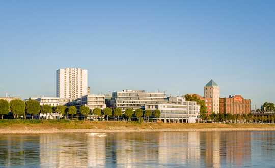 Elegant, ruhig, außergewöhnlich – 4 Zimmer-Wohnung am Rhein