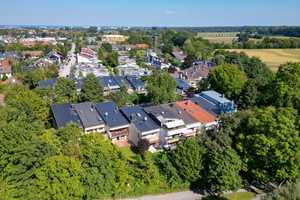 Reihenmittelhaus mit 8 Zimmern, sonnigem Garten und Gestaltungsmöglichkeiten in grüner Umgebung – München (Kreis) – Vorschaubild 1