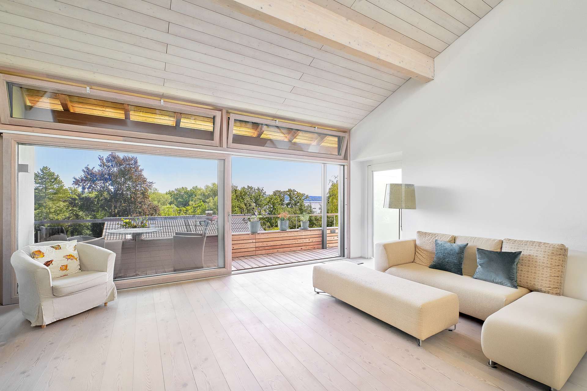 Immobilie in Eching am Ammersee - Familienvilla mit Pool, luftigem Strandhausflair, Seeblick, Lift und Einliegerwohnung in Seenähe - Bild 2