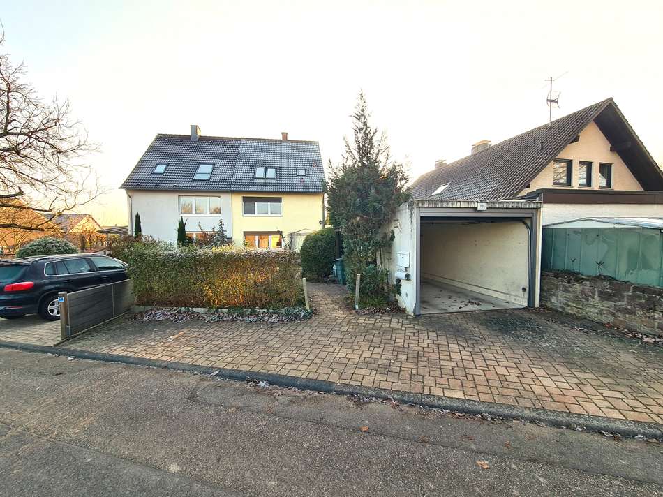 Garage und Stellplatz