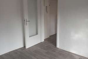 Sanierte 2-Raum-Wohnung mit Dusche und Balkon! – Südstraße 6a, 8412 Werdau – Vorschaubild 3