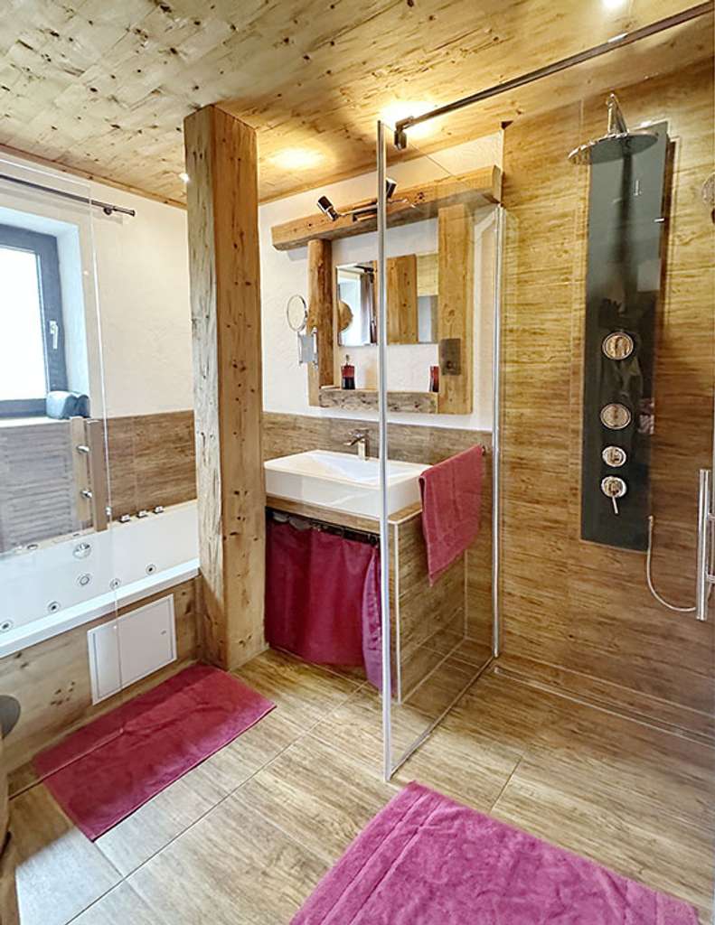 Immobilie in Inzell - Uriges möbliertes Ferienchalet, 58 m2 große 2-Zimmer Wohnung mit 2 Terrassen und TG in Inzell - Bild 4