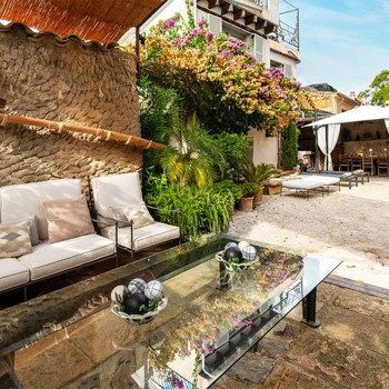Prächtiges Stadthaus mit Terrasse und Pool im charmanten Dorf Consell