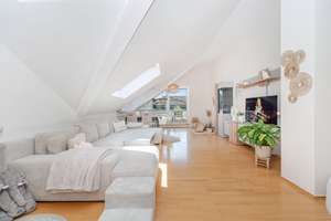 Frei beziehbar: Gehobene Dachgeschosswohnung nahe Forstenrieder Park  – Die vollständige Adresse der Immobilie erhältst du vom Anbieter., 81476 Forstenried, München – Vorschaubild 1