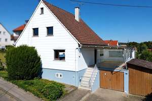 Freistehendes Einfamilienhaus mit großem Garten, zwei Garagen & vielseitigem Gestaltungspotenzial
