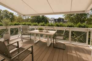 Winterhude - Alster, Endetage in einer Stadtvilla, großer Balkon mit Sonnen und Gartenblick!